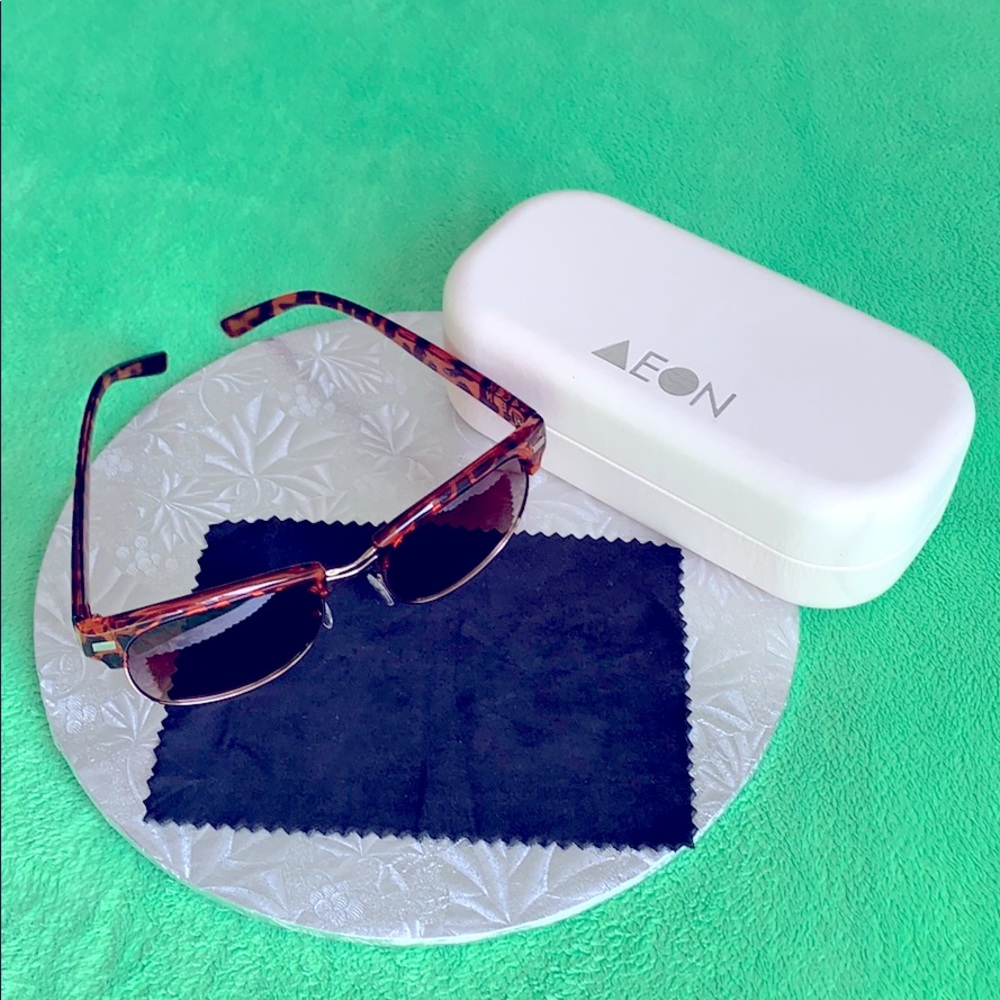AEON Attire set:sunglasses, hard case, wipe cloth